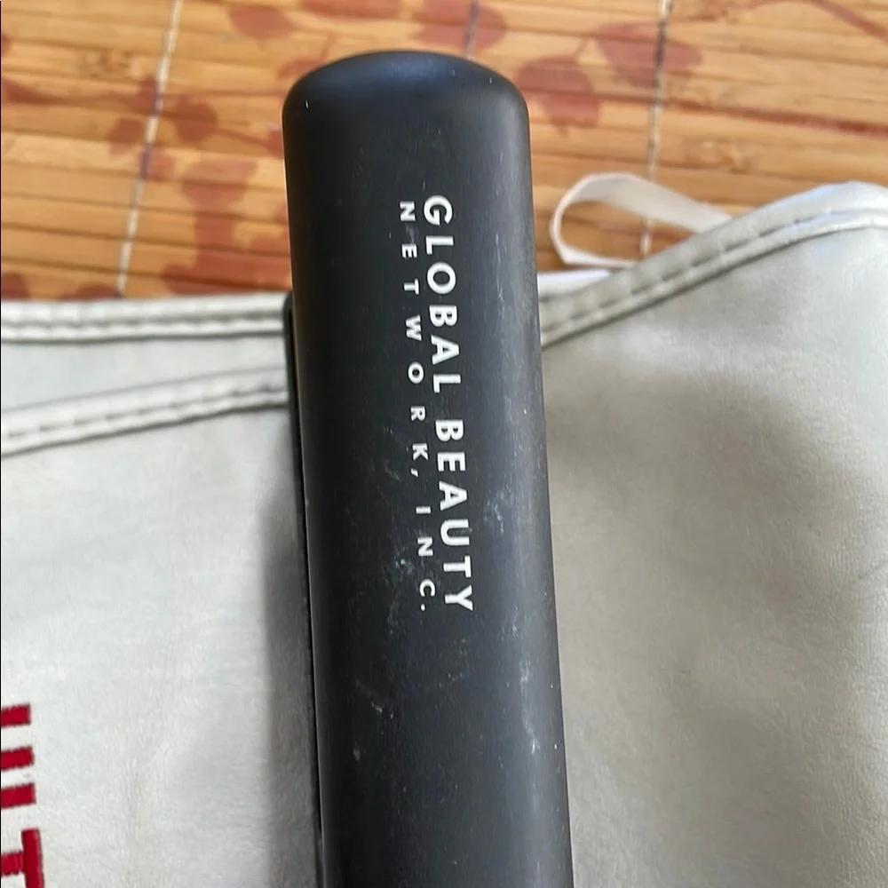 CHI Hair Straightener - Picture 3 of 9